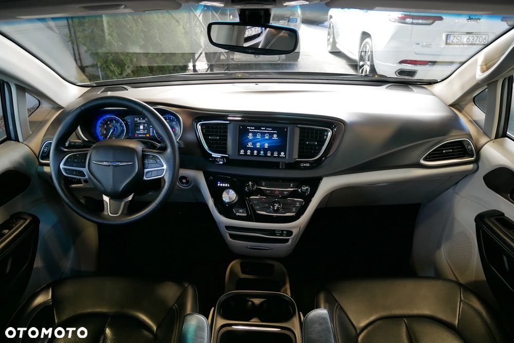 Chrysler Pacifica - 16