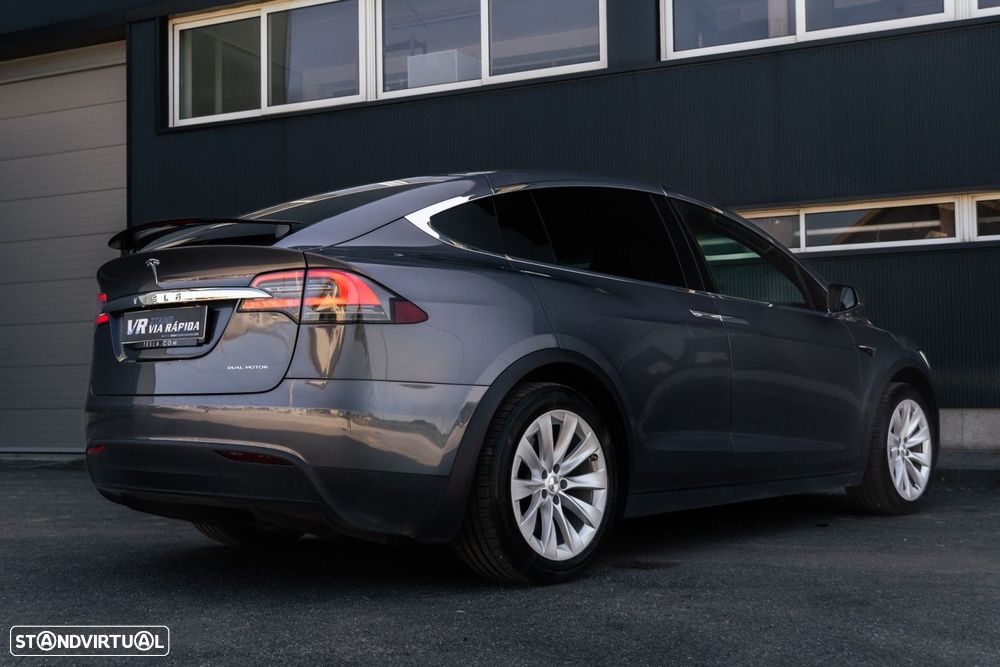 Tesla Model X - 5