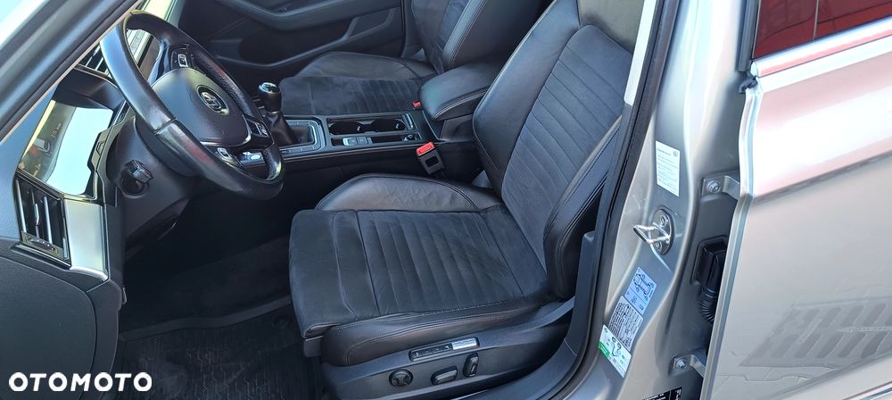 Volkswagen Passat Variant 2.0 TDI SCR Highline - 16