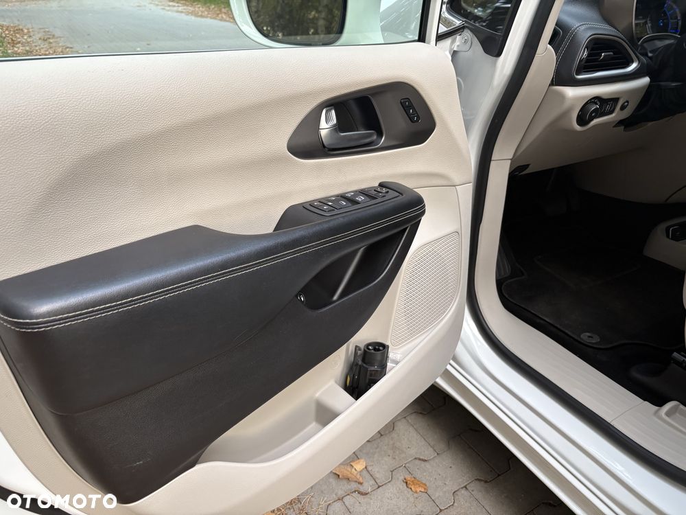 Chrysler Pacifica - 13