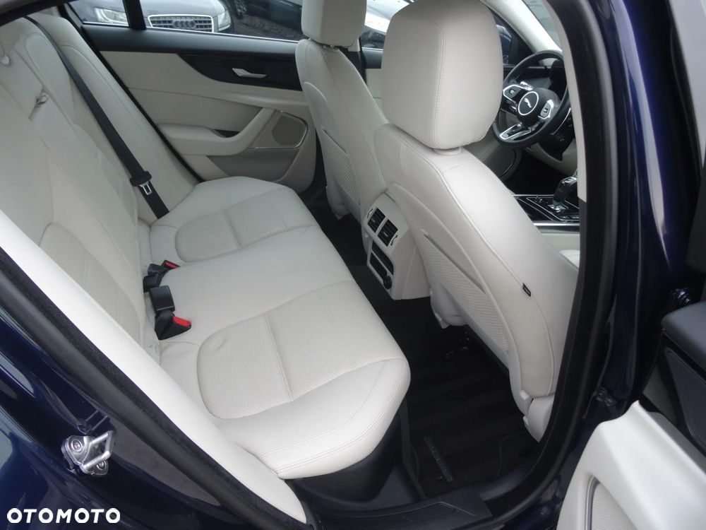 Jaguar XE 2.0 D180 R-Dynamic SE - 20