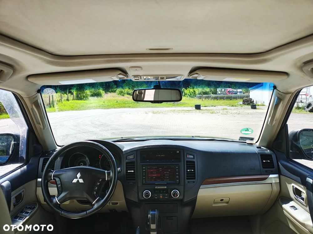 Mitsubishi Pajero - 21
