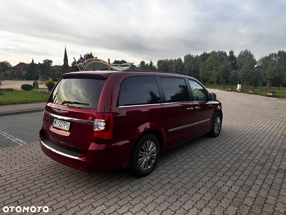 Chrysler Town & Country - 10