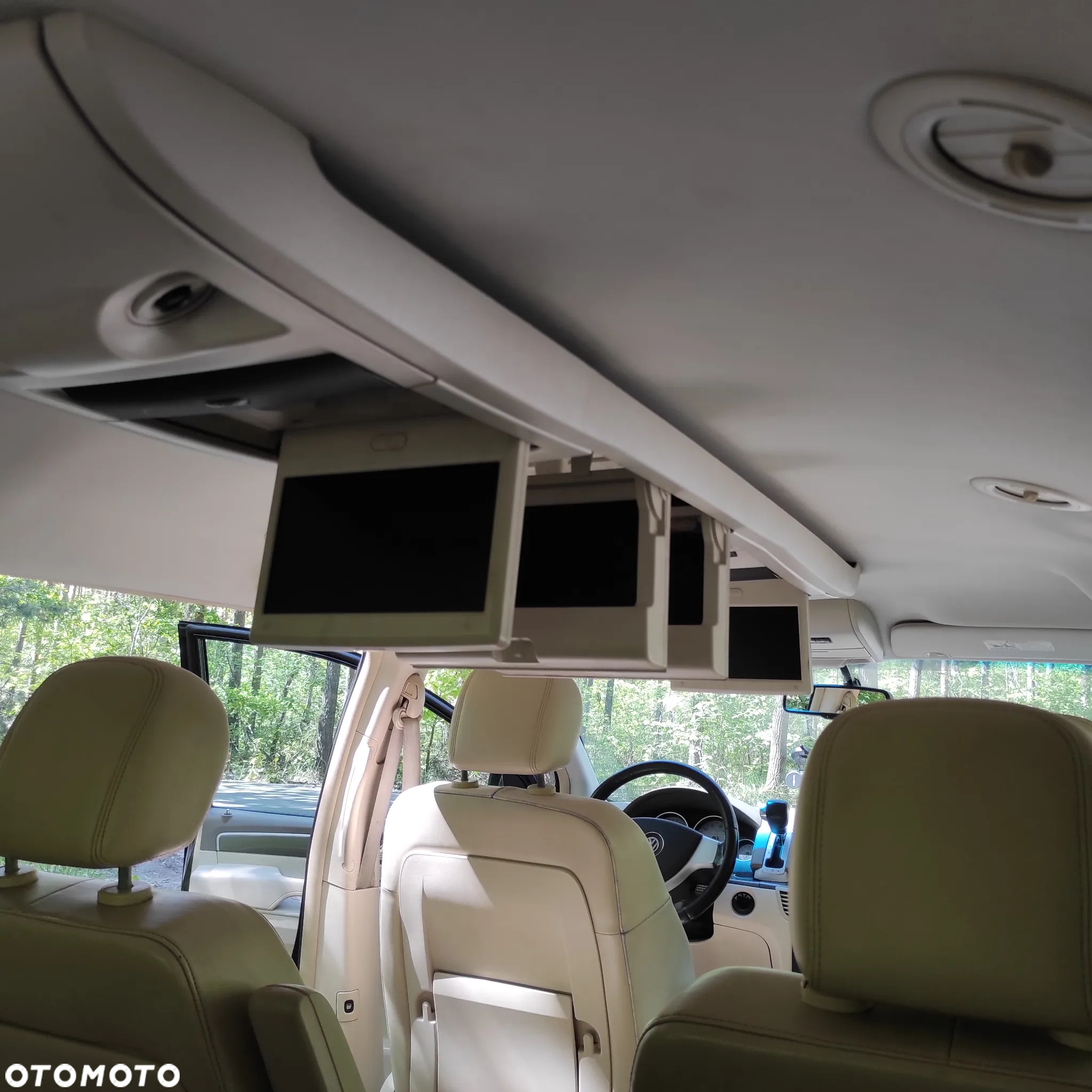 Volkswagen Routan - 13