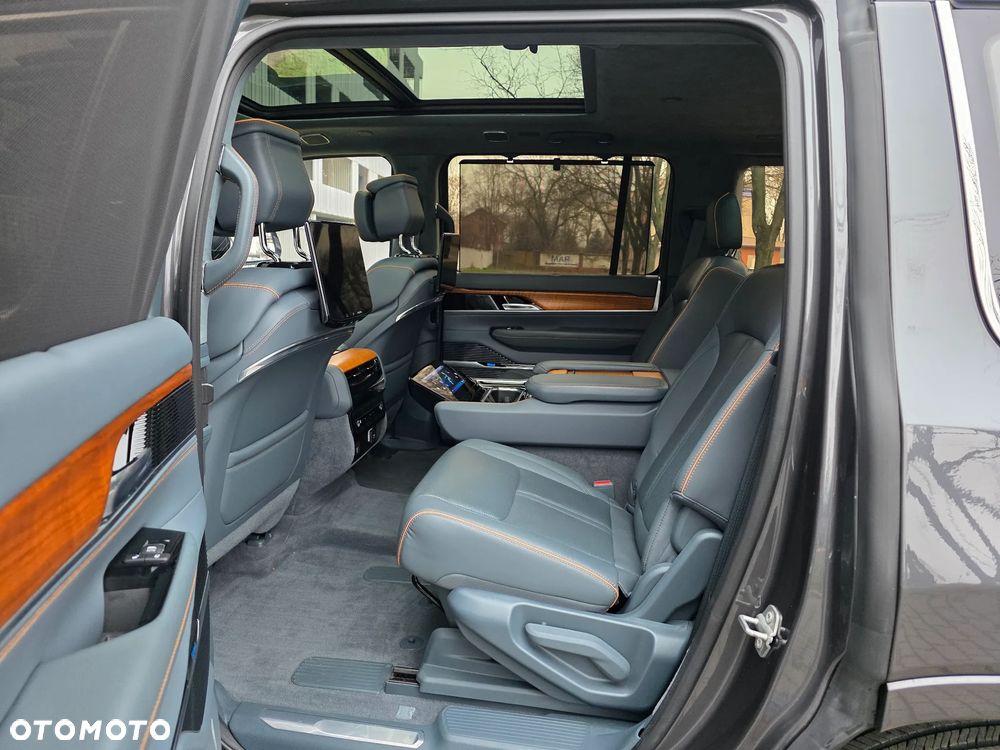 Jeep Grand Wagoneer - 21