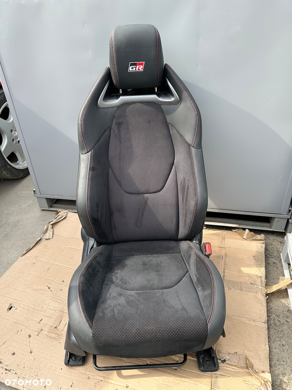 KOMPLET FOTELI TOYOTA YARIS GR IV 4 ORGINALNE.