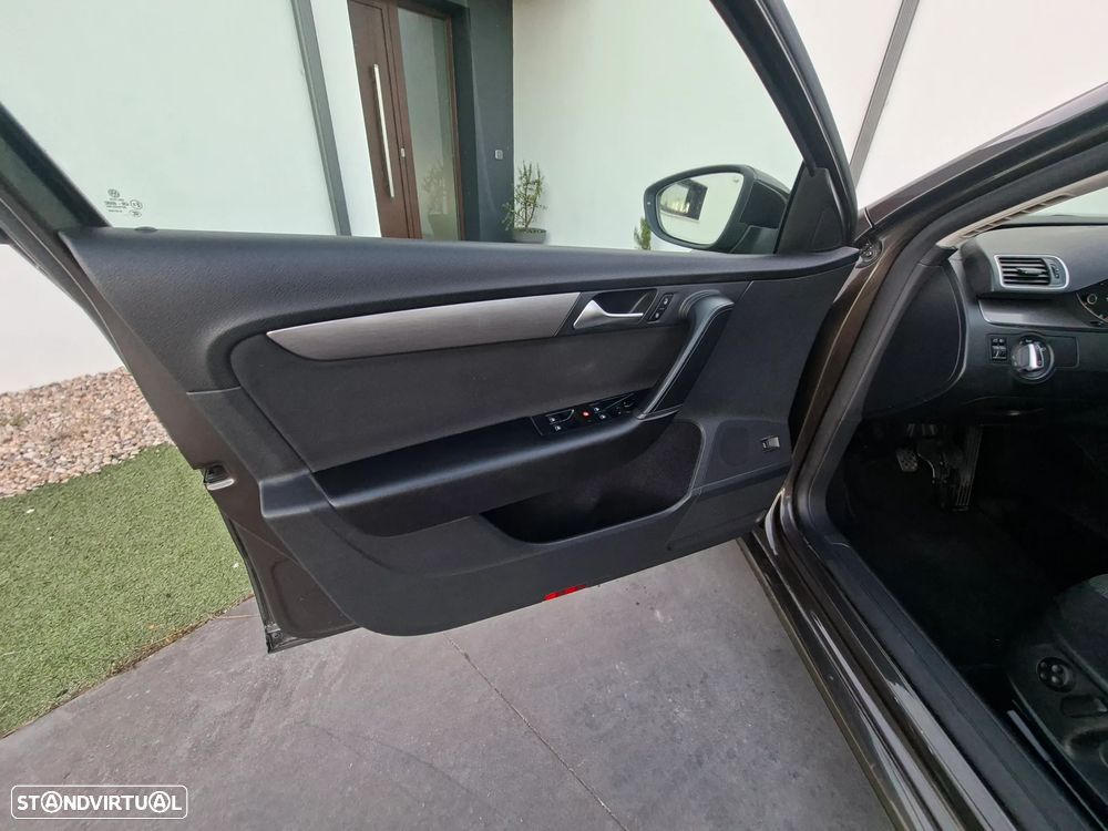 VW Passat 2.0 TDI BlueMotion Exclusive - 24