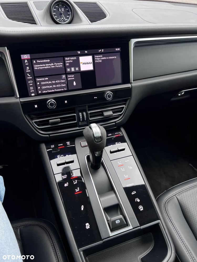 Porsche Macan T - 32