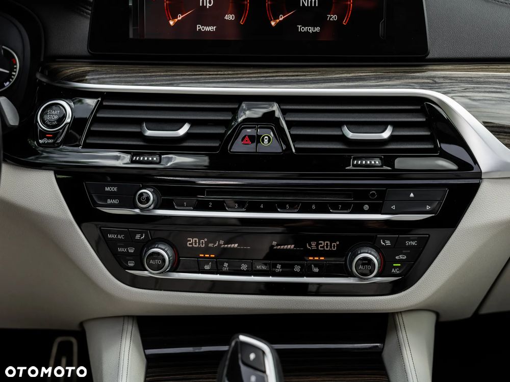 BMW Seria 5 M550i xDrive - 27