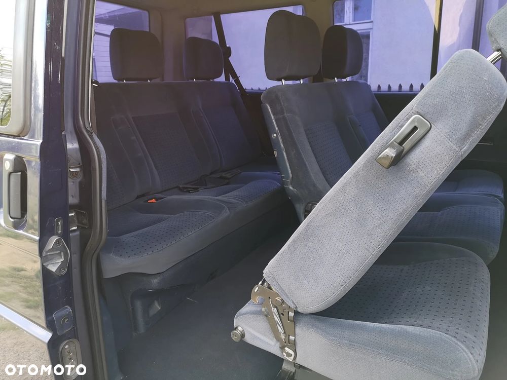 Volkswagen Caravelle - 11