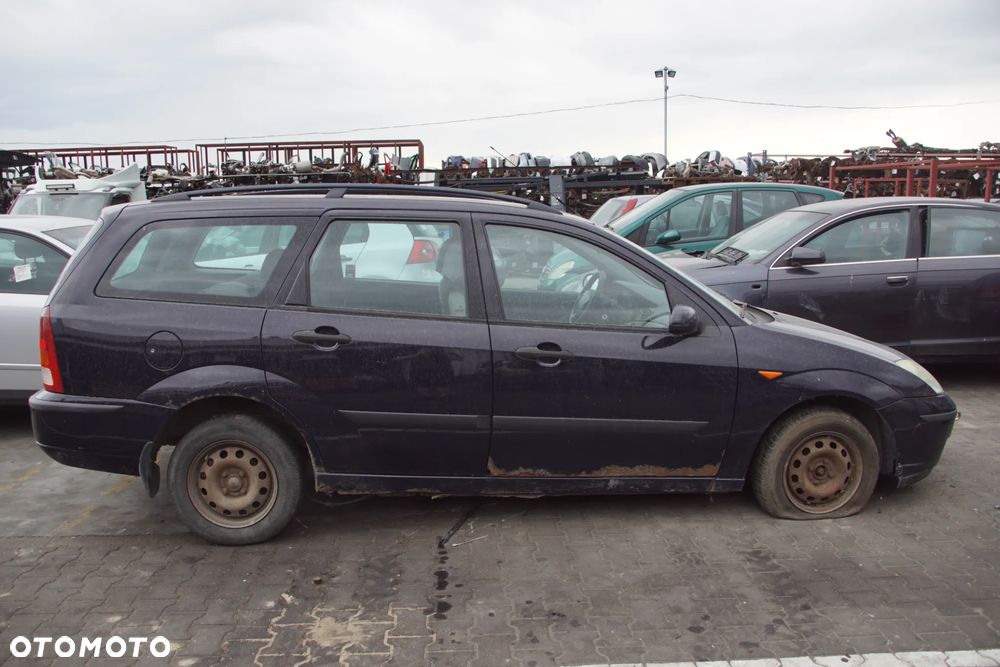 Auto na części - Ford Focus MK1 Lift 1.8 TDCI 101 KM FFDA 2S4R-7002-PB Deep Navy 2004R Silnik Skrzynia Drzwi Maska Błotnik Klapa Zderzak Lampa Lusterko Klamka Szyba Deska Kokpit Sterownik Moduł Czujnik Licznik Panel Kierownica - 3