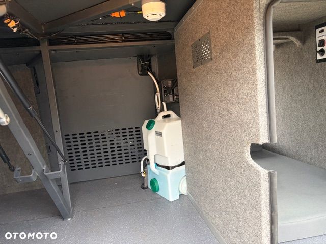 MAN LION`S COACH L R08 - 15