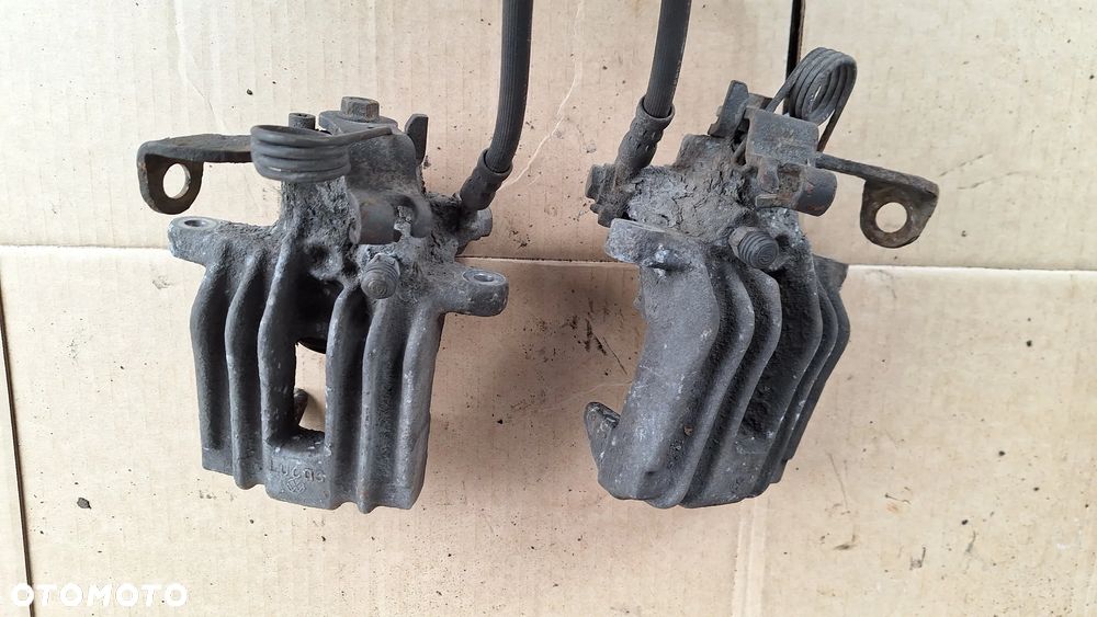 ZACISK PRAWY LEWY TYL AUDI A4 B6 - 1