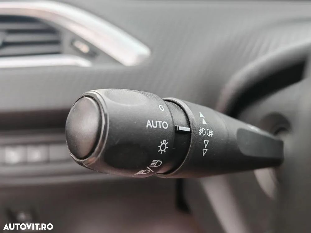 Peugeot 208 1.2 L PureTech Allure - 20