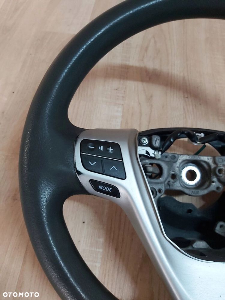 Toyota Verso 09 Kierownica przyciski - 2