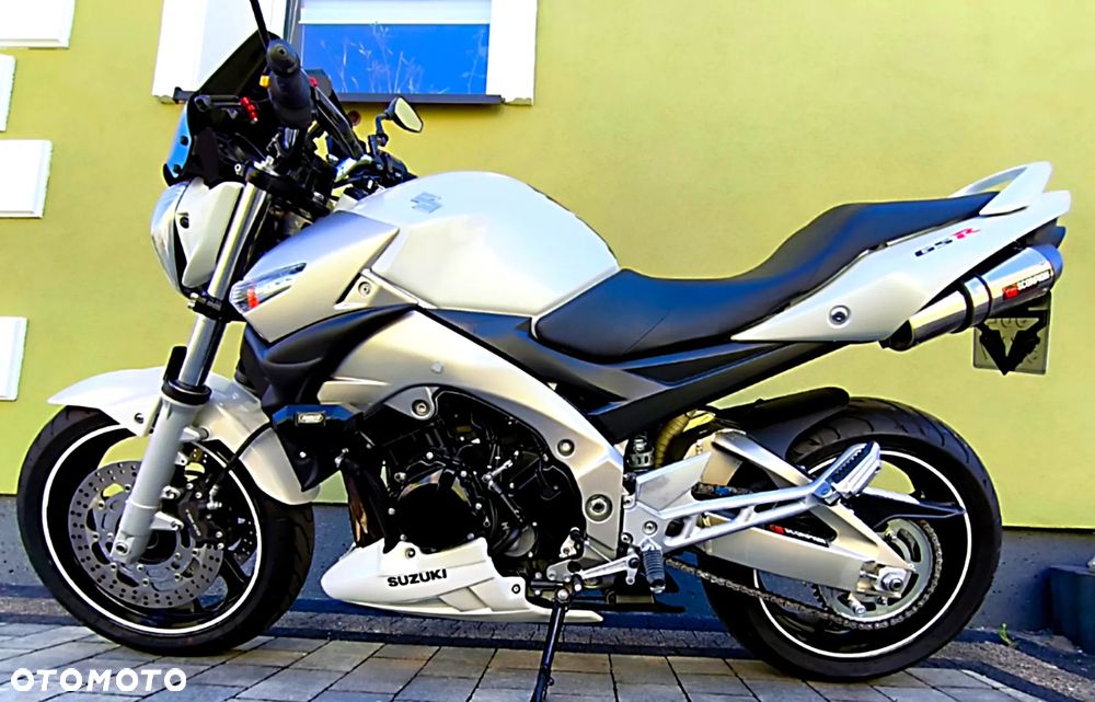 Suzuki GSR - 13