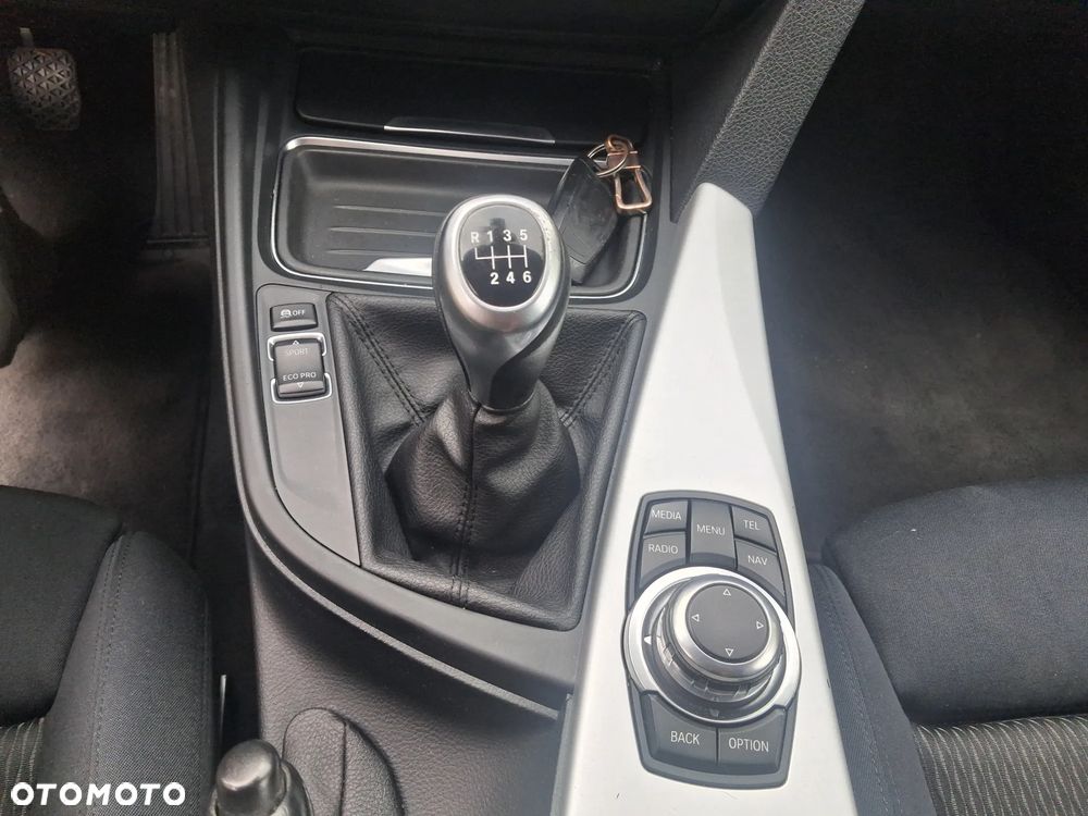 BMW Seria 3 318d Sport Line - 25