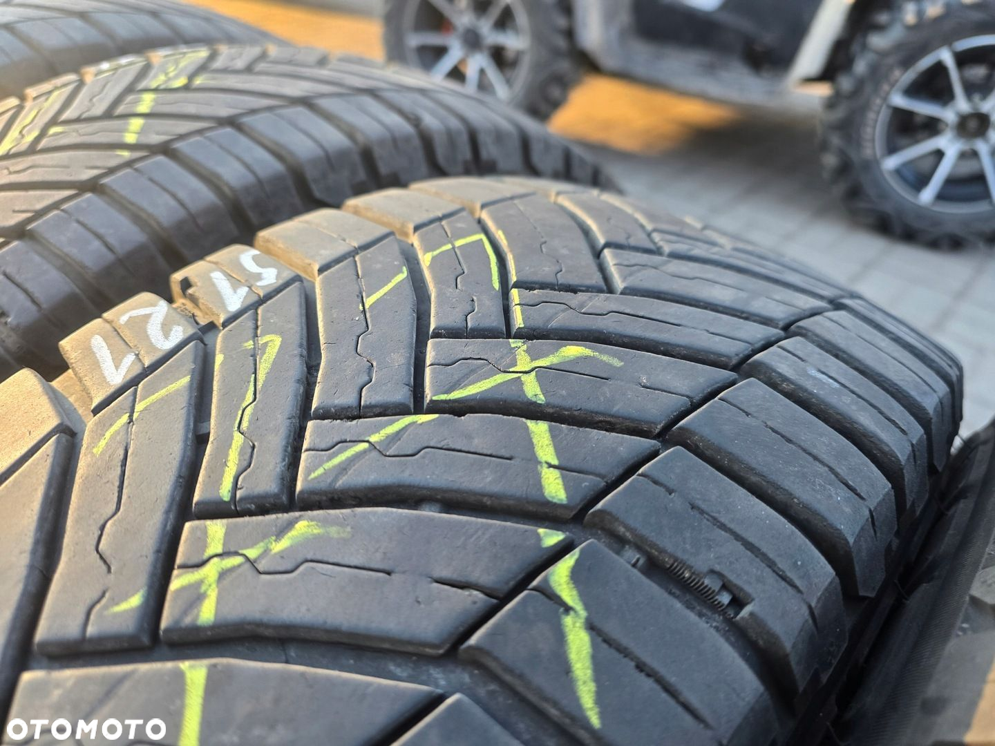 MICHELIN AGILIS CROSSCLIMATE 215/65R16C 109/107T 4X 21R - 4