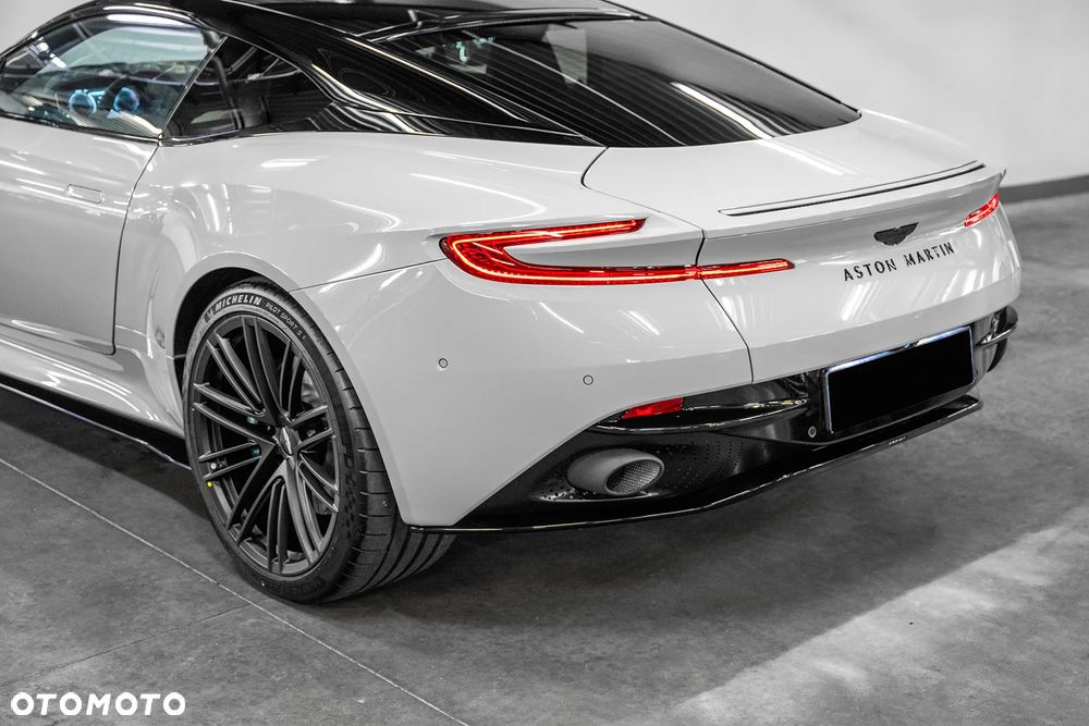 Aston Martin DB12 - 8