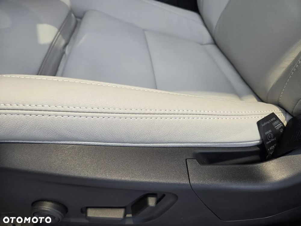 Volvo XC 40 B4 Plus Black Edition - 14