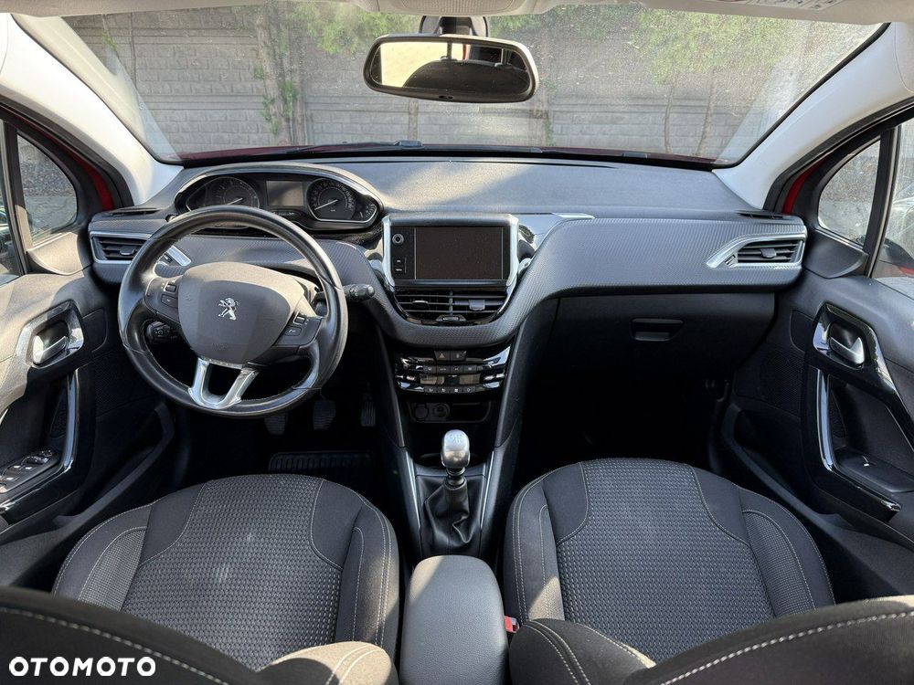Peugeot 208 - 8