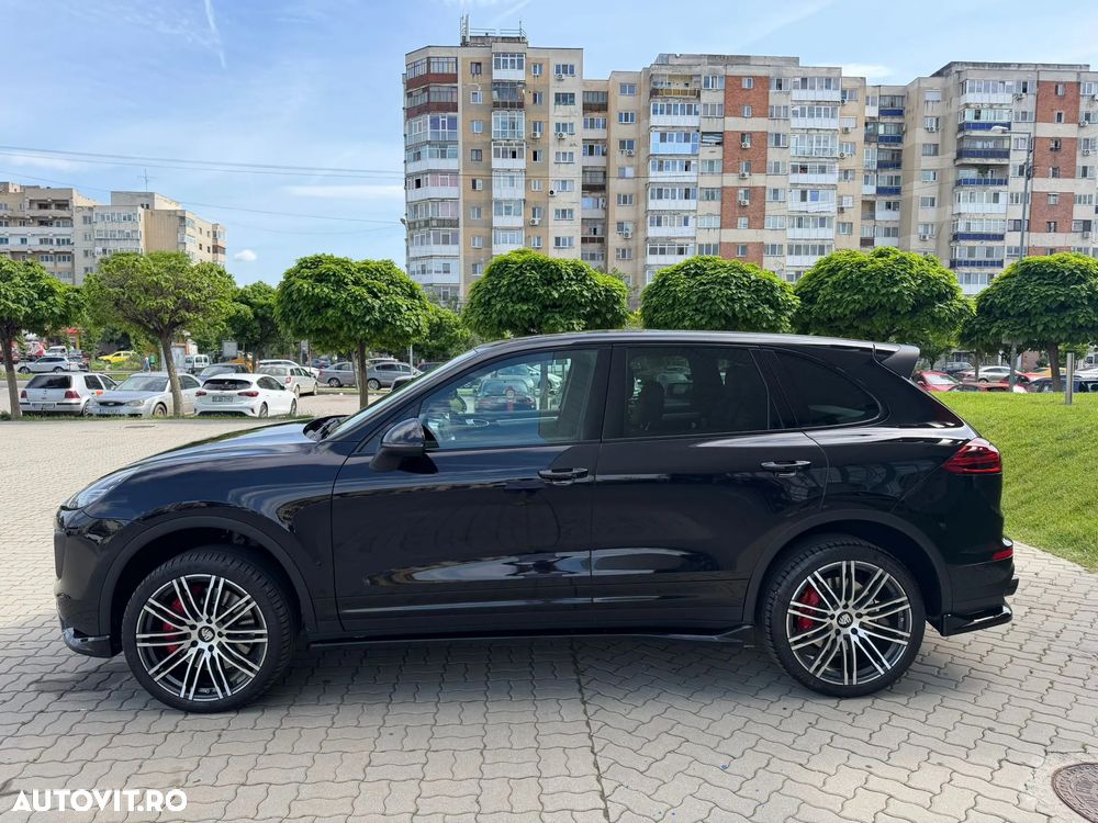 Porsche Cayenne 4.8 L Turbo - 6