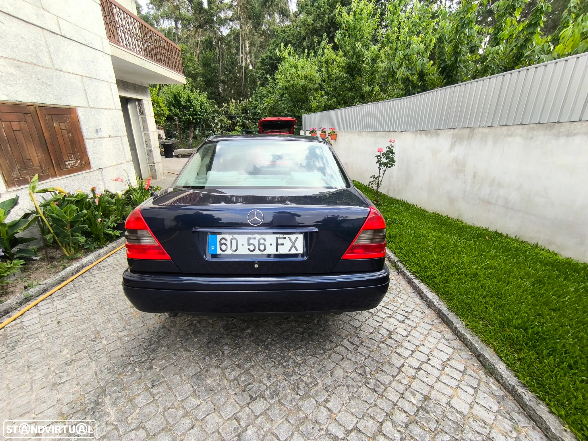 Mercedes-Benz 200 D - 12