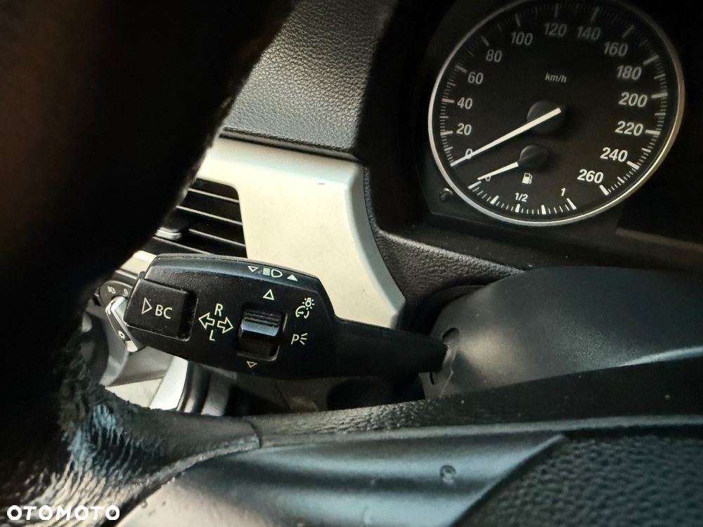 BMW Seria 3 318i Touring - 12