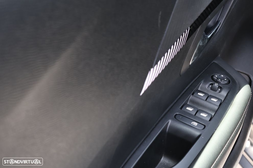 Peugeot 208 1.2 PureTech Allure - 16