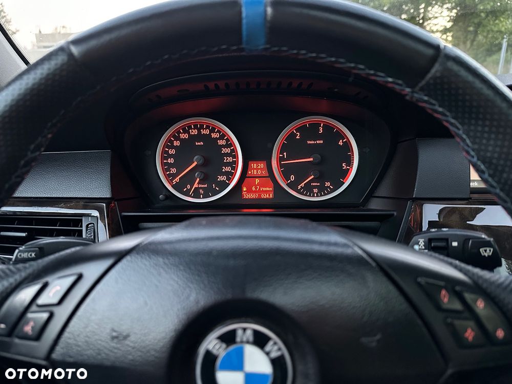 BMW Seria 5 525d - 35