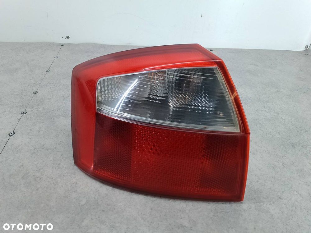 LAMPA TYLNA LEWA AUDI A4 B6 153929 HELLA SEDAN - 2