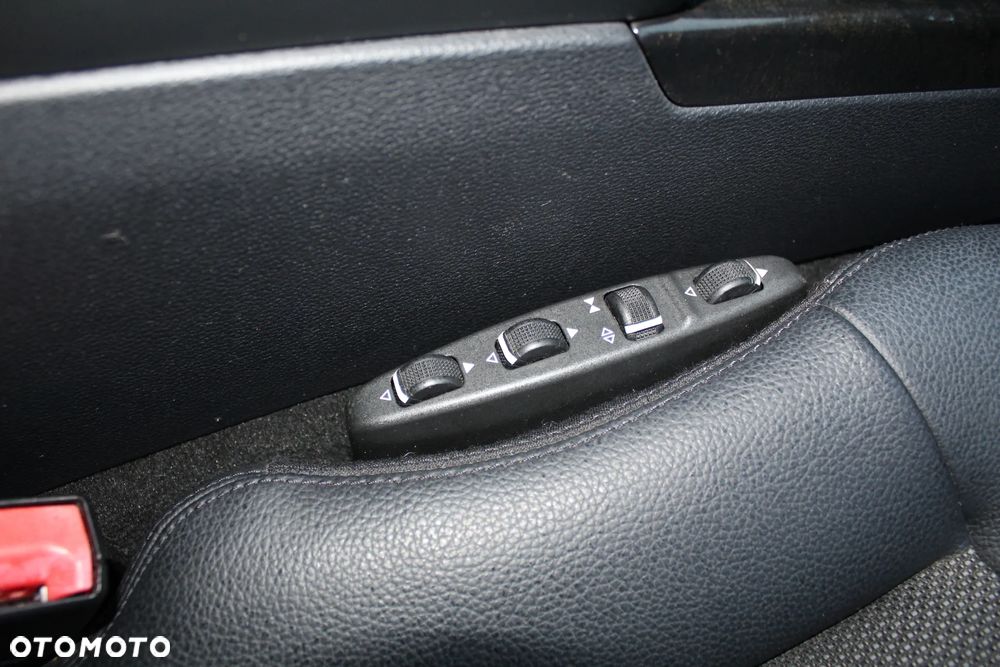 Mercedes-Benz Klasa E 250 CGI BlueEFFICIENCY 7G-TRONIC Avantgarde - 26