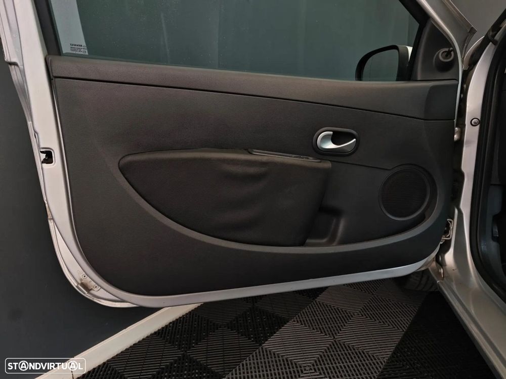 Renault Clio - 25
