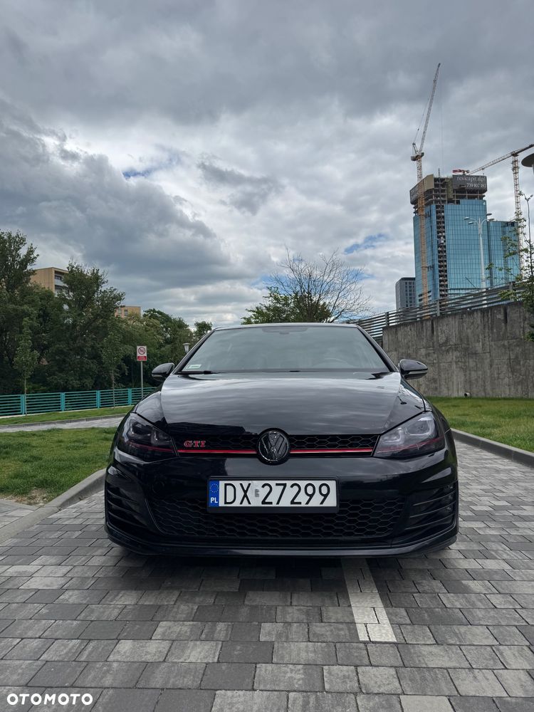 Volkswagen Golf - 1