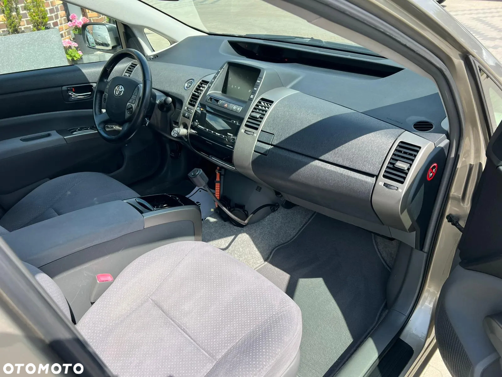 Toyota Prius (Hybrid) - 11