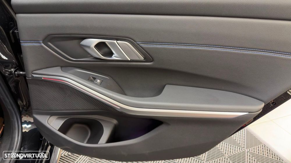 BMW 330 e Pack Desportivo M Pro Auto - 41