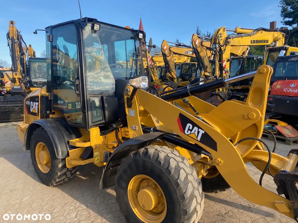 Caterpillar CAT 907M, 3400 MTH, 2015 ROK, ŁYŻKA OTWIERANA + WIDŁY, z NIEMIEC, - 13