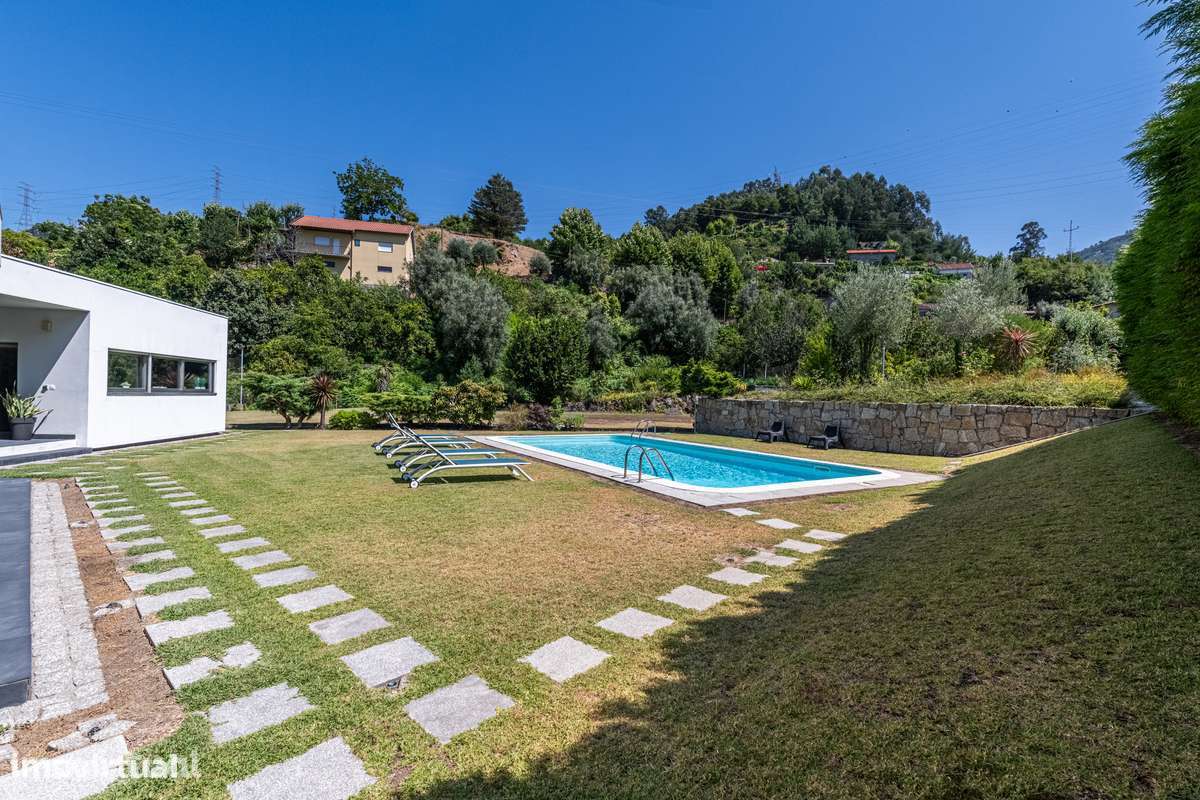 Moradia T3+1 térrea com piscina, campo de futebol e amplo jardim - Grande imagem: 5/53