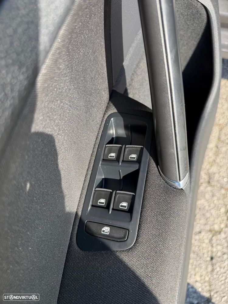 VW Golf 1.6 TDi Highline DSG - 17