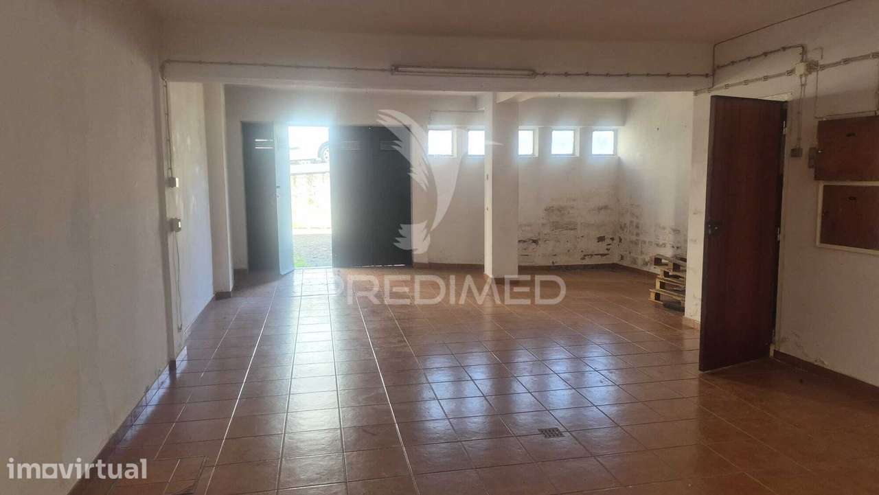 Garagem junto à estação de Rio de Mouro, Sintra - Grande imagem: 2/7