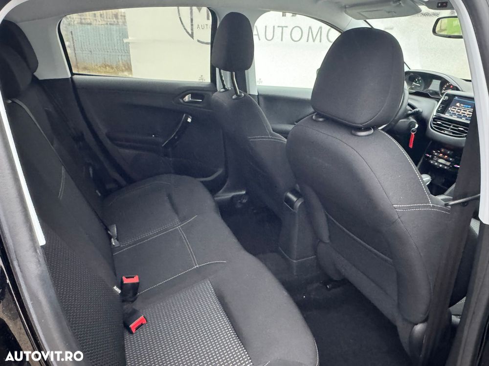 Peugeot 208 1.2 L PureTech Turbo S&S EAT6 Allure - 11