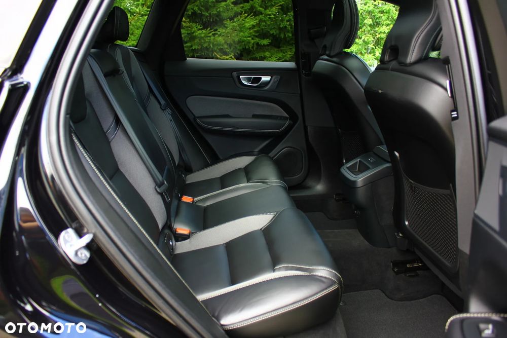 Volvo XC 60 B4 D AWD Plus Dark - 36