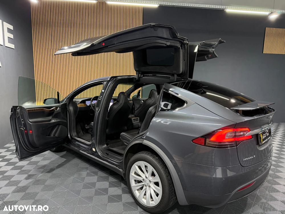 Tesla Model X - 10