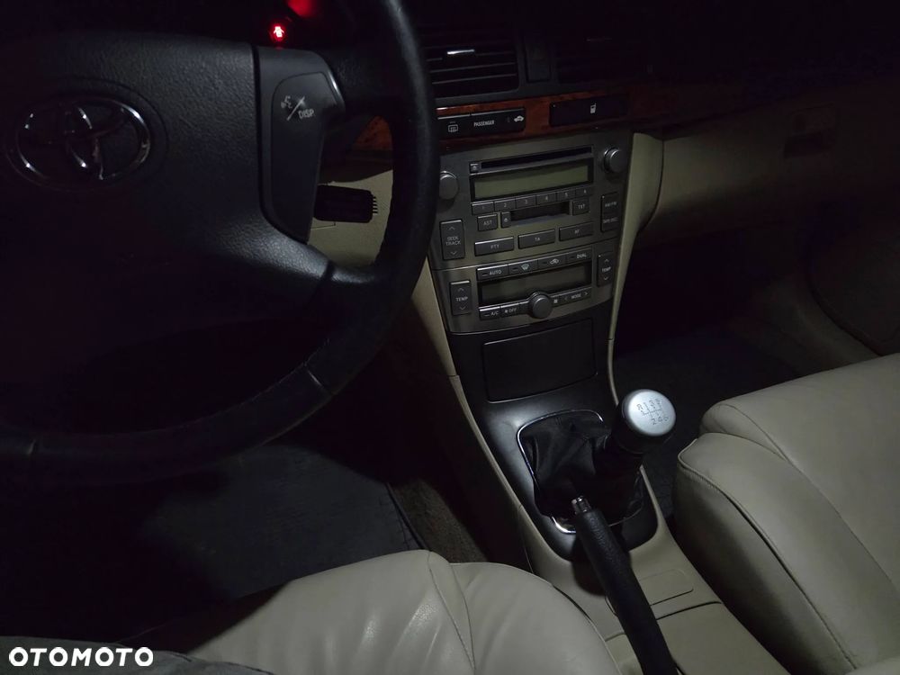 Toyota Avensis 2.2 D-4D Sol - 32