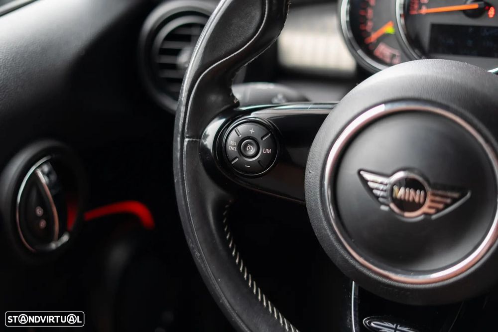 MINI 5 Portas Cooper D Auto - 10