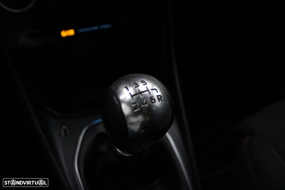 Ford Puma 1.0 EcoBoost MHEV ST-Line X Vivid Ruby Edition — fotografia 22