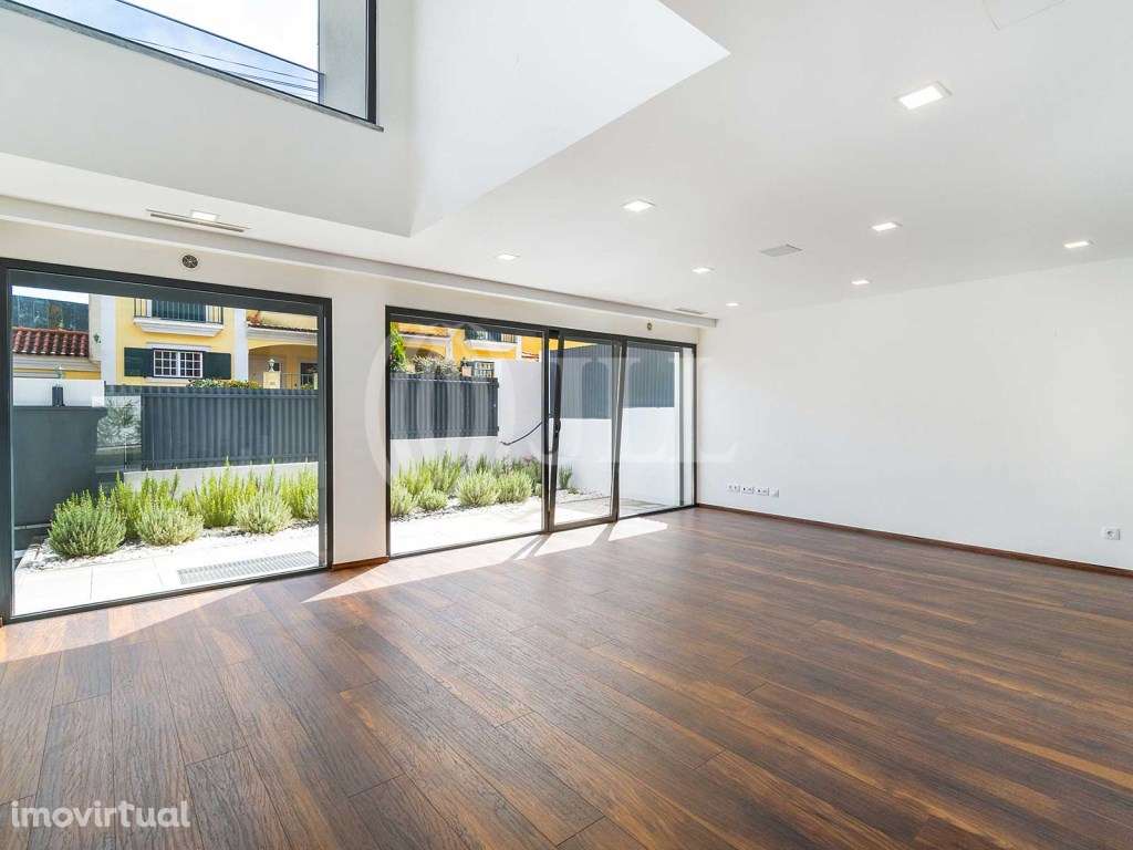 Moradia T3+1 contemporânea em Atibá, Estoril - Grande imagem: 2/24