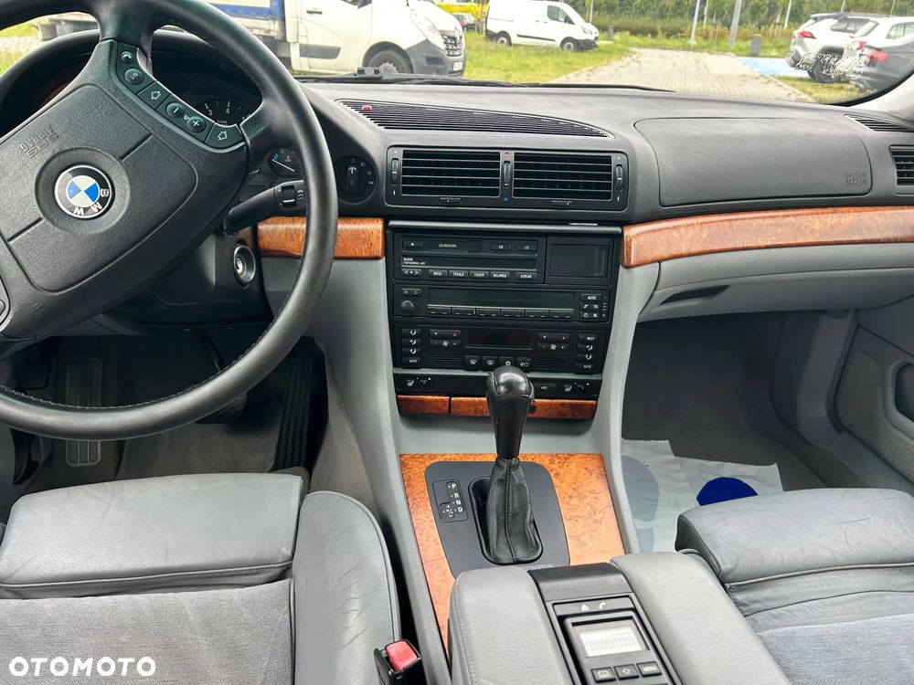 BMW Seria 7 735i - 16
