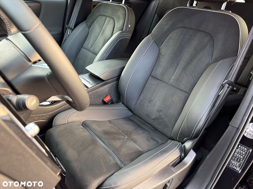 Volvo XC 40 B3 B DKG Ultra Black Edition - 34