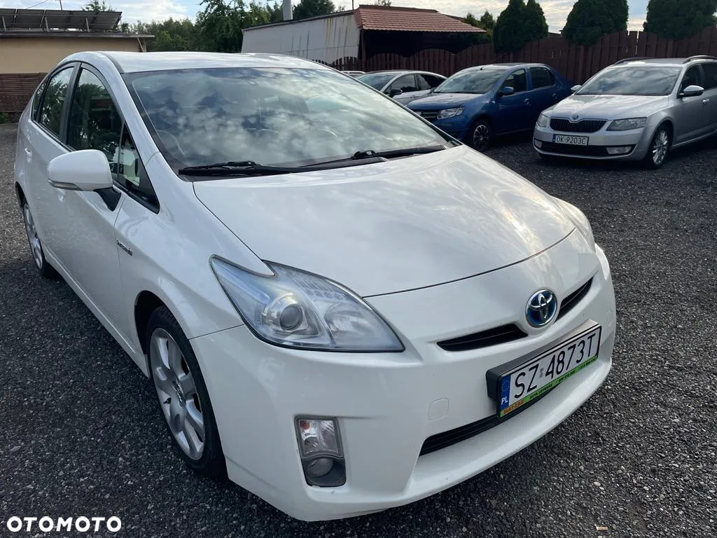 Toyota Prius (Hybrid) Executive - 3
